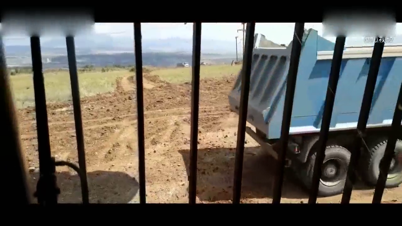 老司机开卡特彼勒挖掘机装车，丝毫不掉一铲瞬间装满卡车！