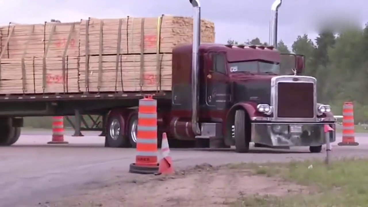 美帝人民就是会玩，这卡车开的卡车头都飞起来了，尾巴还冒一堆烟