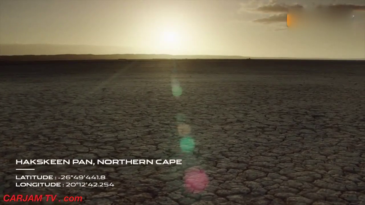 跑车沙漠飞奔，黄沙飞起