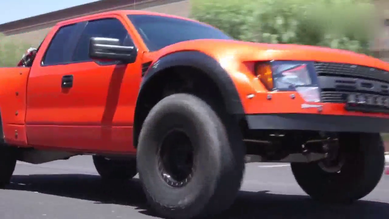 卡车司机在测试福特SVT猛禽