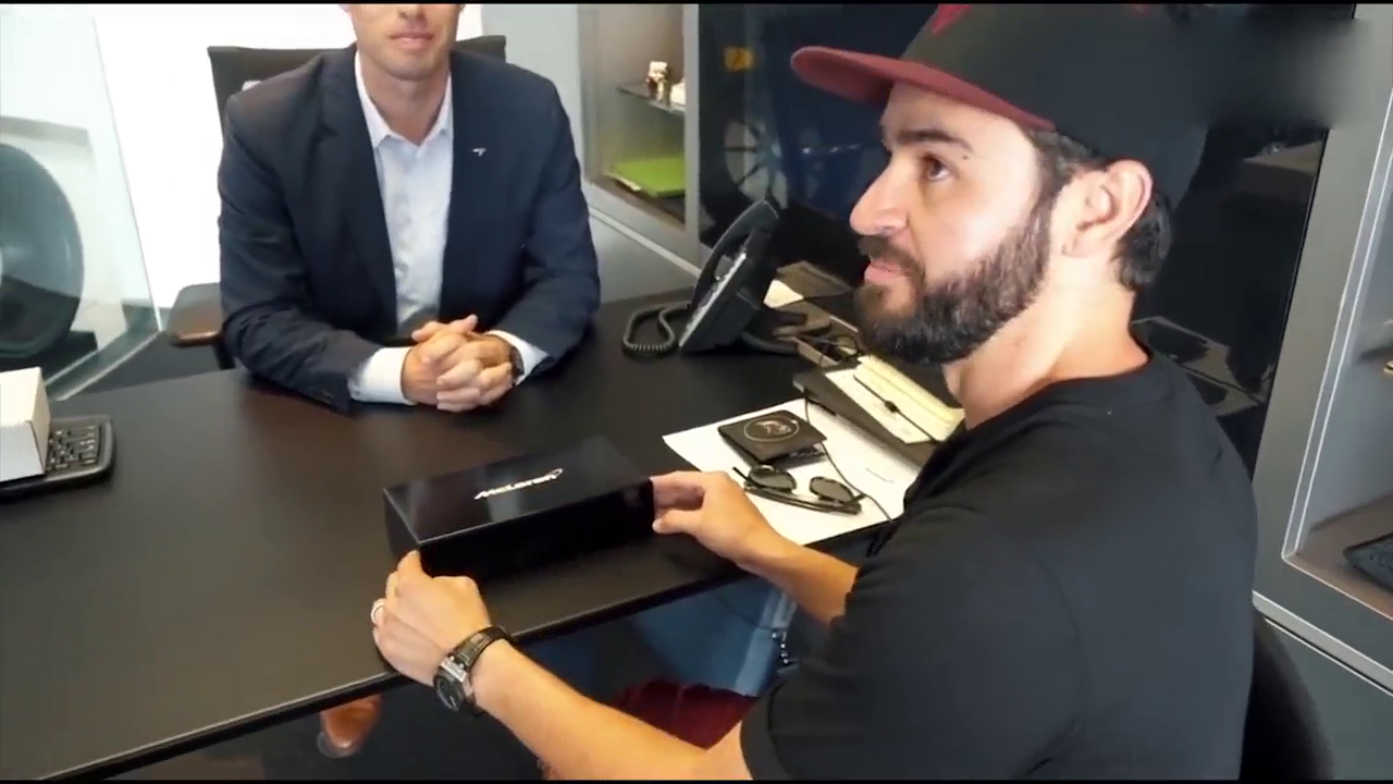 私人订制的跑车刚刚到店，打开赠品以后车主瞬间开心了！