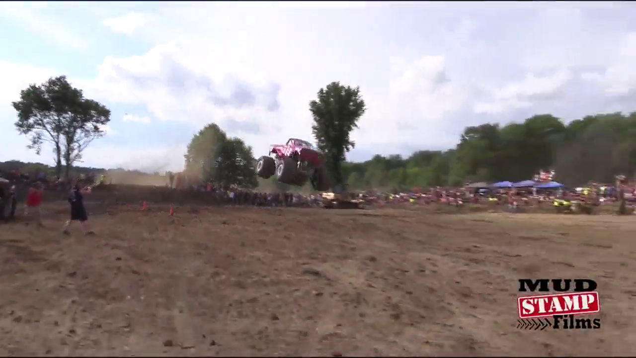 卡车冲出高坡，半空90度旋转，谁知落下悲剧了，简直支离玻碎