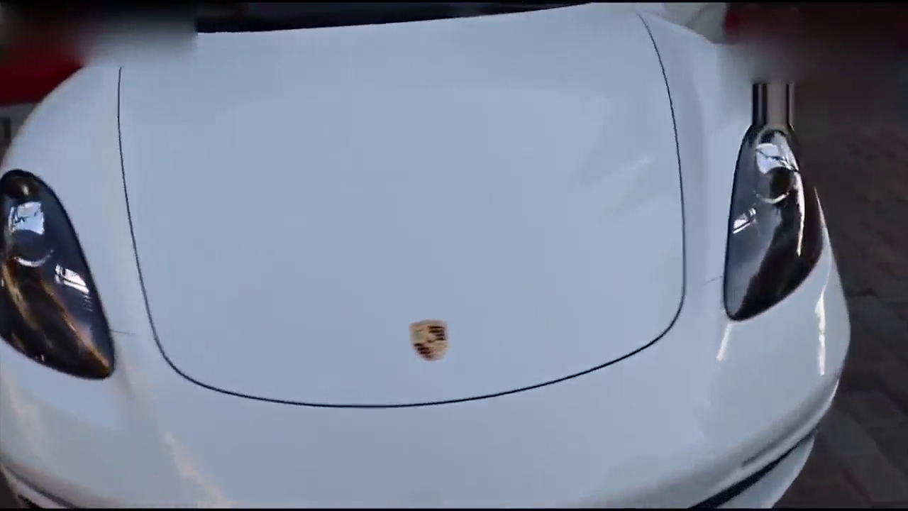 买保时捷跑车送了一个车模，打开后备箱之后眼见为实！