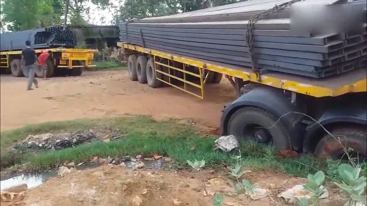 卡车在转弯时抛锚