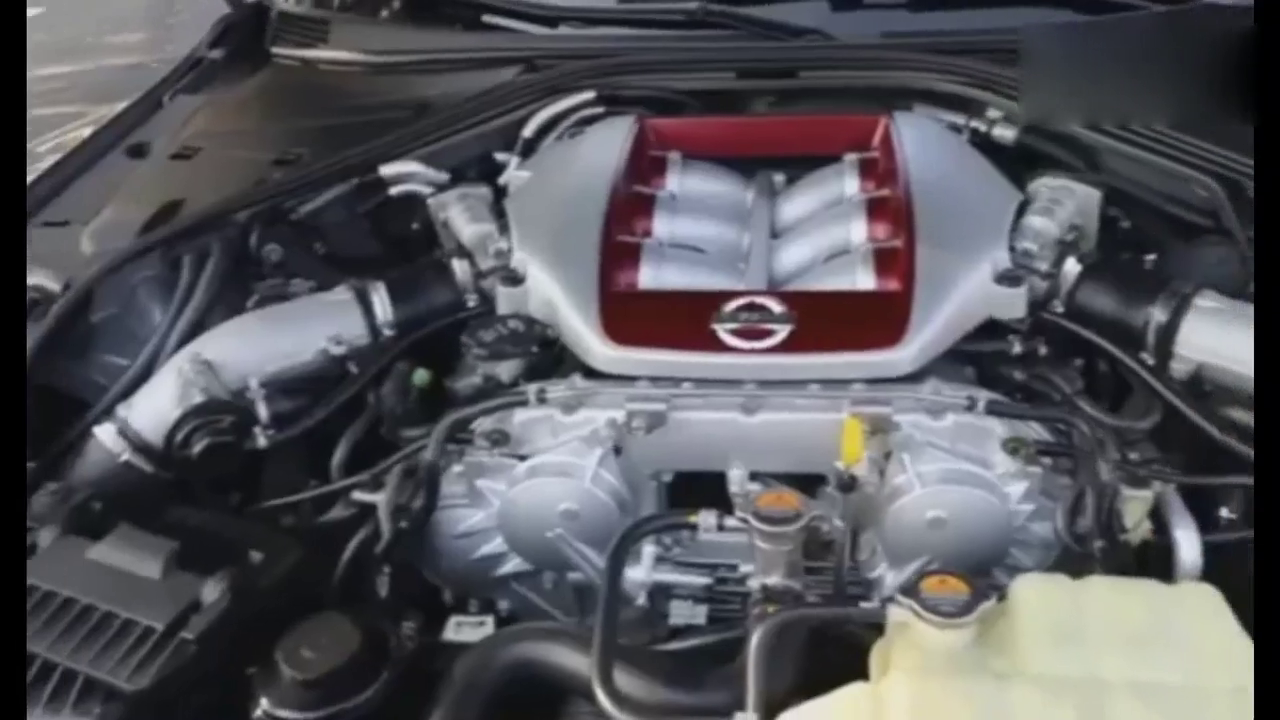 战神GTR打开后备箱的瞬间，几乎所有的跑车都知道已经输了！