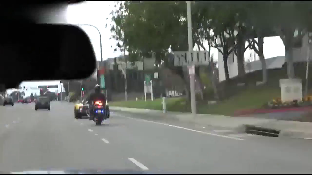 交警经过的那一刻，才知道驾驶跑车有多么尴尬！