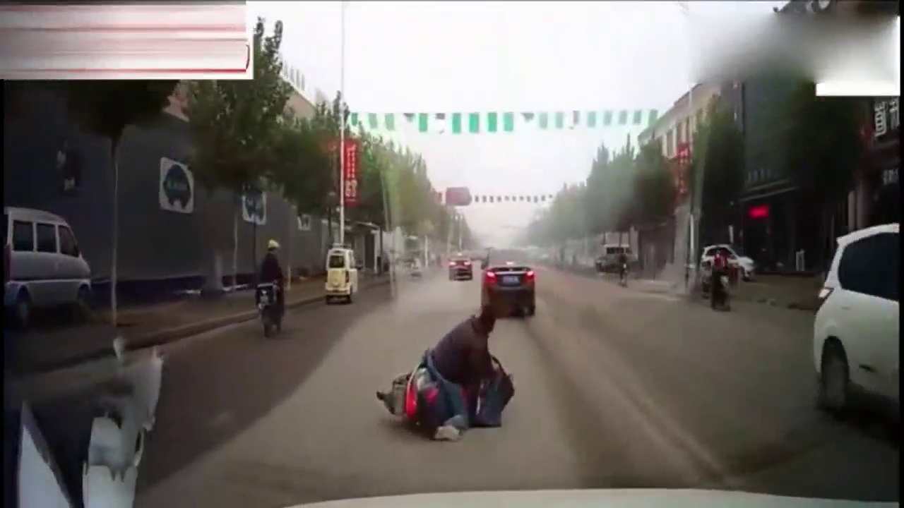 电动车男子逆行被挂倒！当小车司机下车后，男子瞬间懵了！