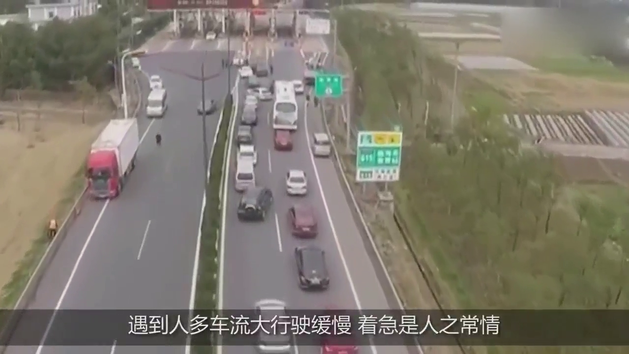 特警设卡拦车检查, 跑车司机一脚油门加塞, 特警直接拔枪