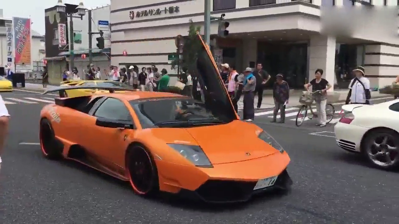 现在兰博基尼都这么开了吗？看到一条街的跑车终于知道土豪的厉害