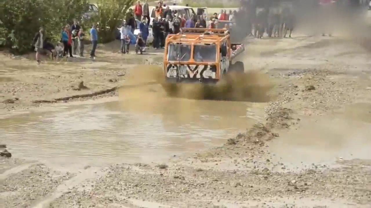 多轮卡车越野表演 展示不一般的爱好