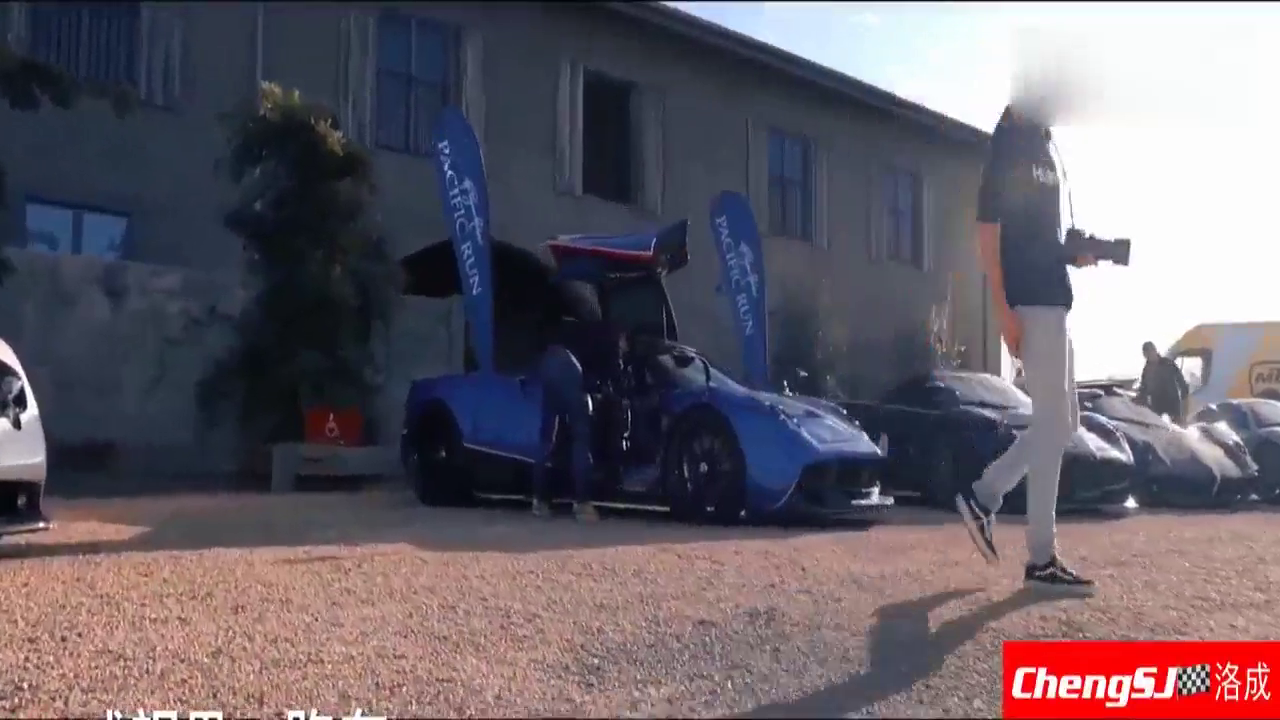 在跑车俱乐部里拍几辆限量版车给大家看看