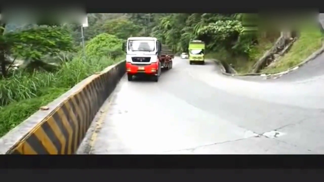 这是我见过最牛掰的卡车司机，过发卡弯全程不用刹车