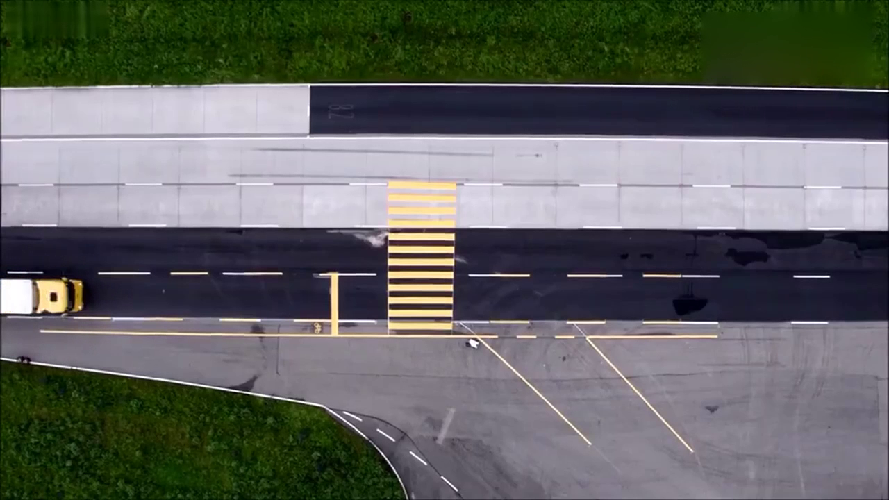 这才叫安全！实拍奔驰卡车自动刹车系统 真让人羡慕