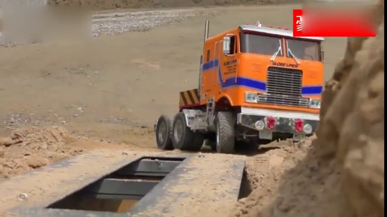 仿真模型，平头卡车把构件运到挖掘机旁，看挖掘机怎么把它弄下来