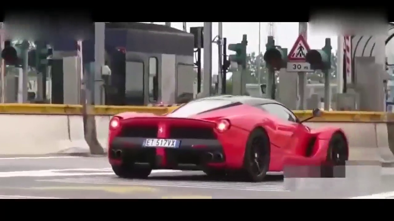 价值4000万法拉利跑车经过高速收费站，十秒钟后却尴尬了！