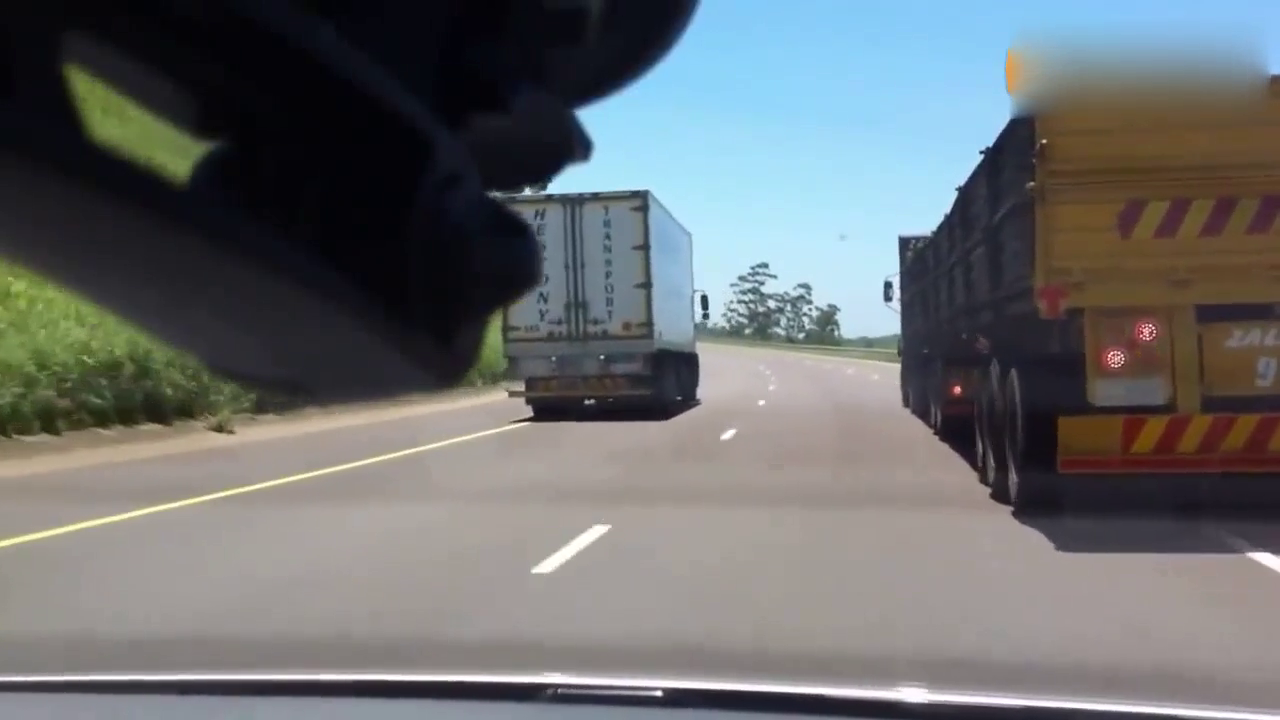 32吨的大卡车刹车失灵，老司机急中生智化解危机