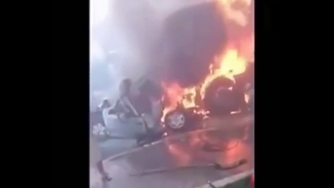 下半身被卡车内，面对熊熊大火