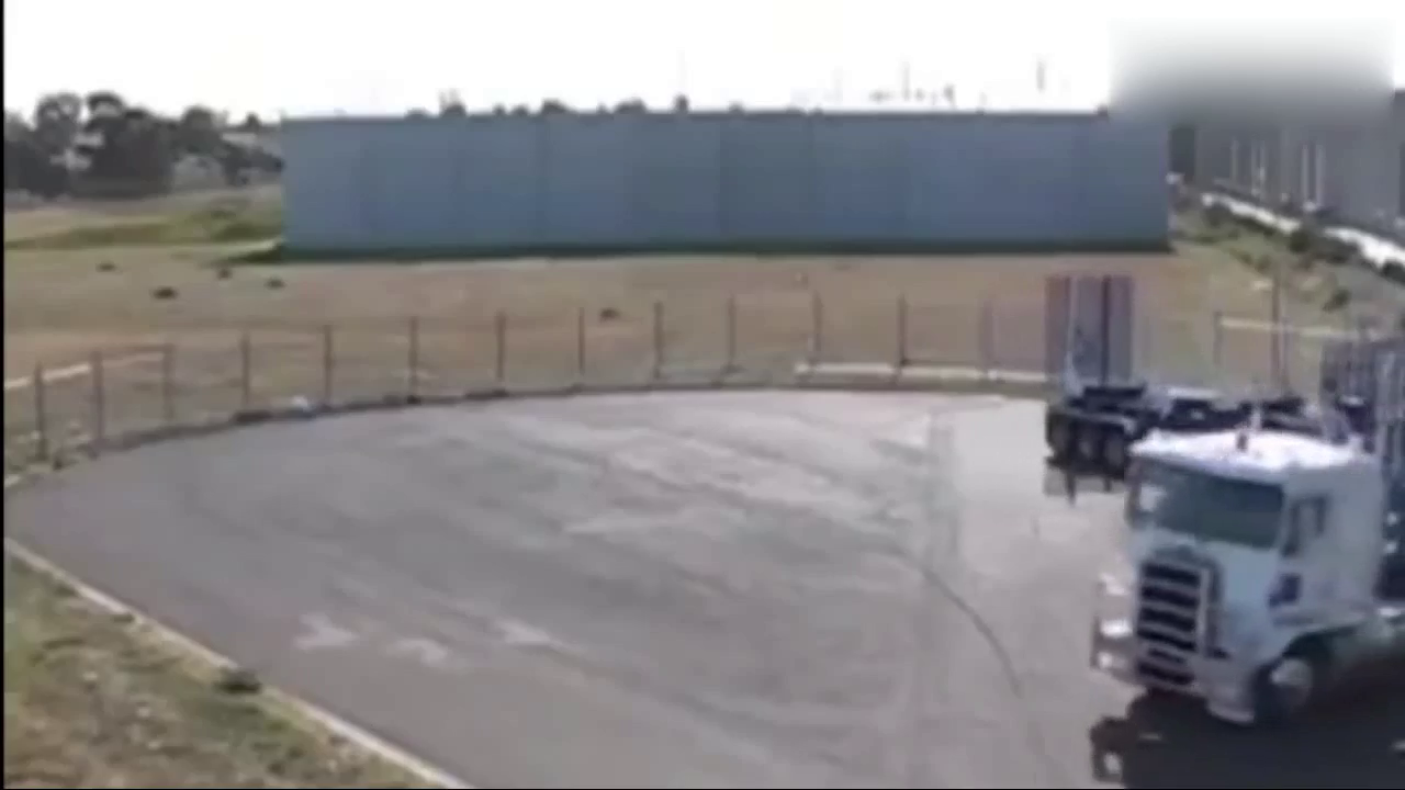 世界各种惊人的现代卡车，变压器拖车和巨型机器