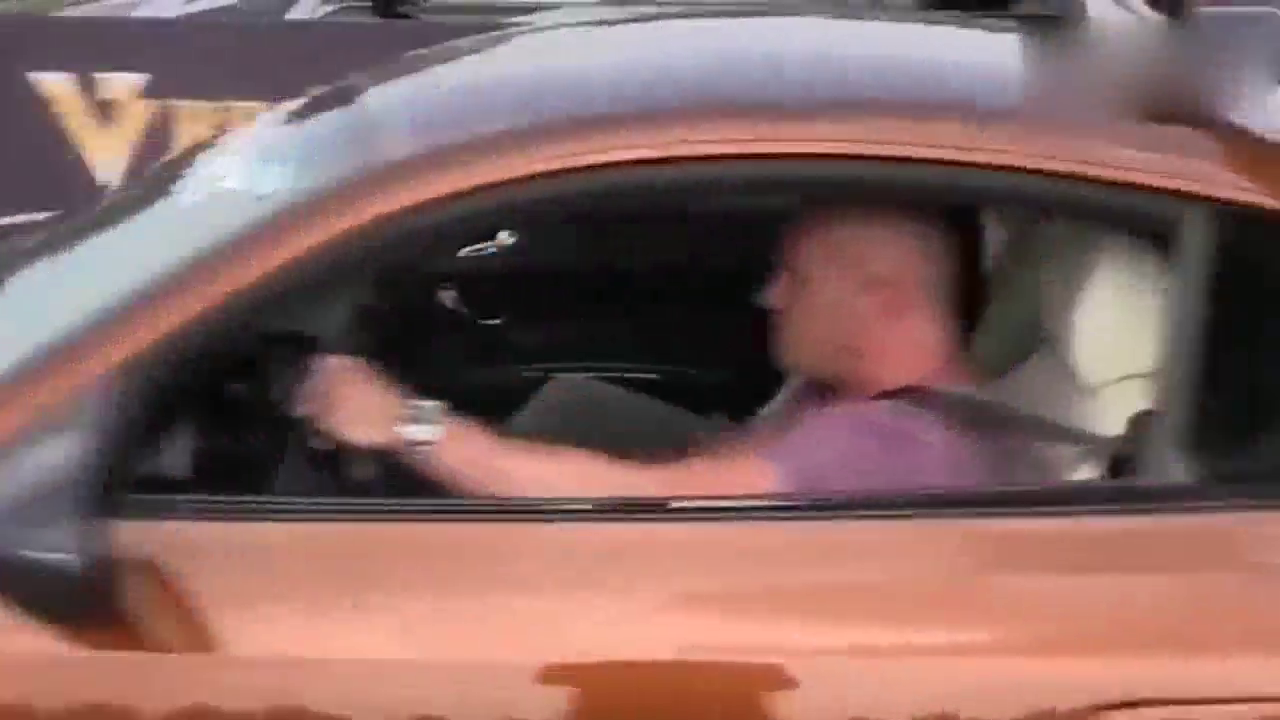 奥迪RS6单挑奥迪R8，自家跑车干不过自家轿车就尴尬了