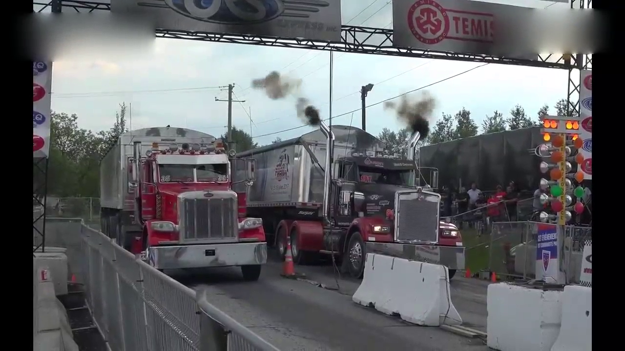 两辆大卡车直线加速比拼