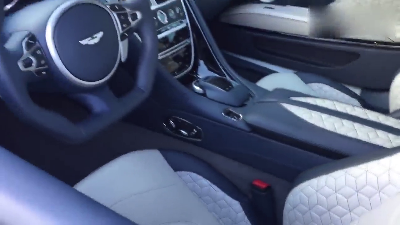 阿斯顿马丁告诉你什么才是真正的跑车钥匙，按下去我都觉得不对劲