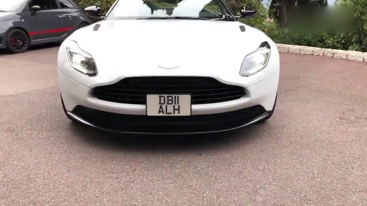 阿斯顿马丁豪华跑车，按下钥匙那一刻，才知道350万花的有多值