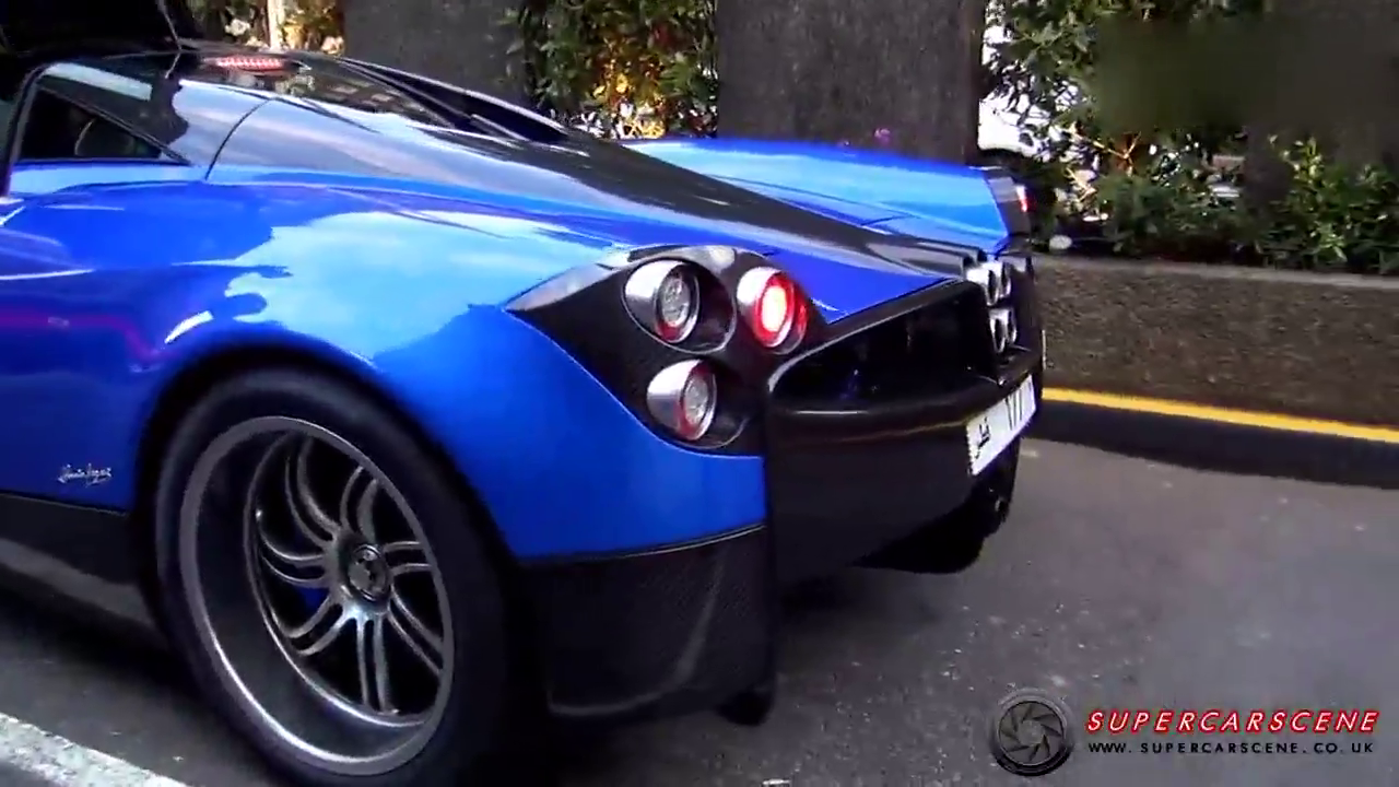 偶遇这霸气的蓝色跑车 谁能猜出是哪个牌子的