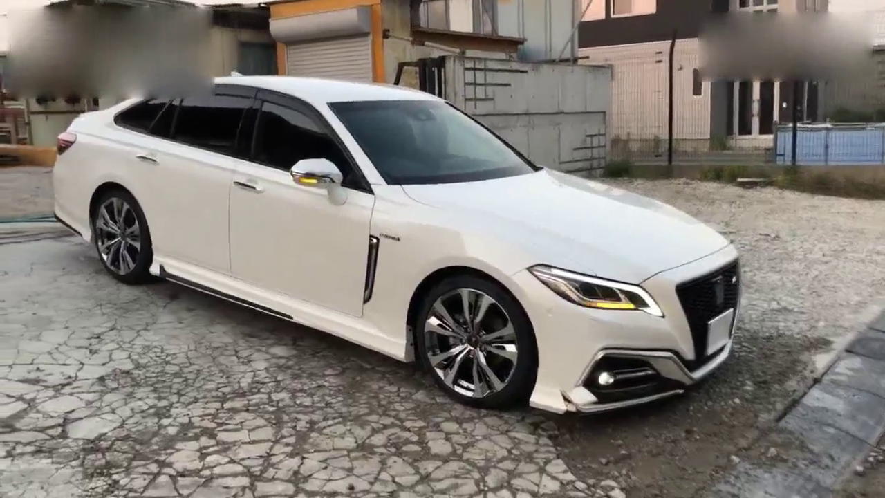 新款丰田皇冠RS混动版，运动气息强烈 一副性能车的模样