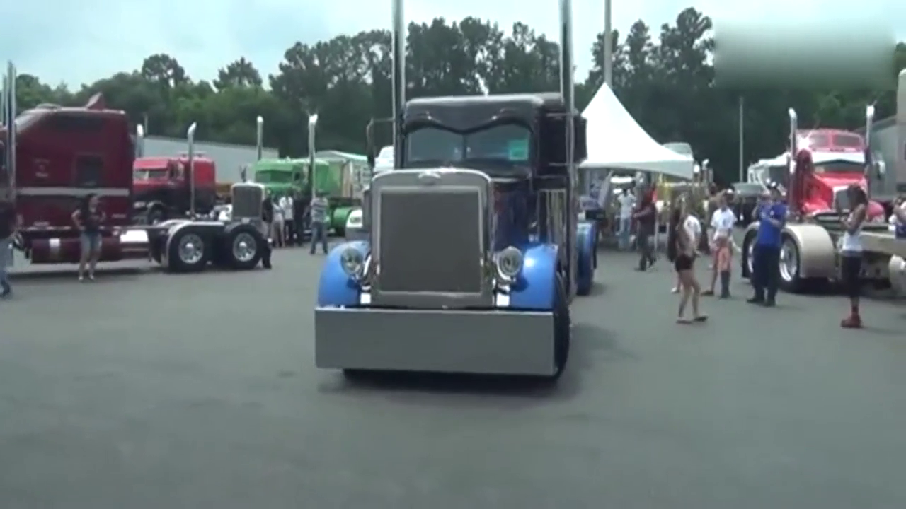 崭新的卡特彼勒大型卡车，车看着就是霸气！