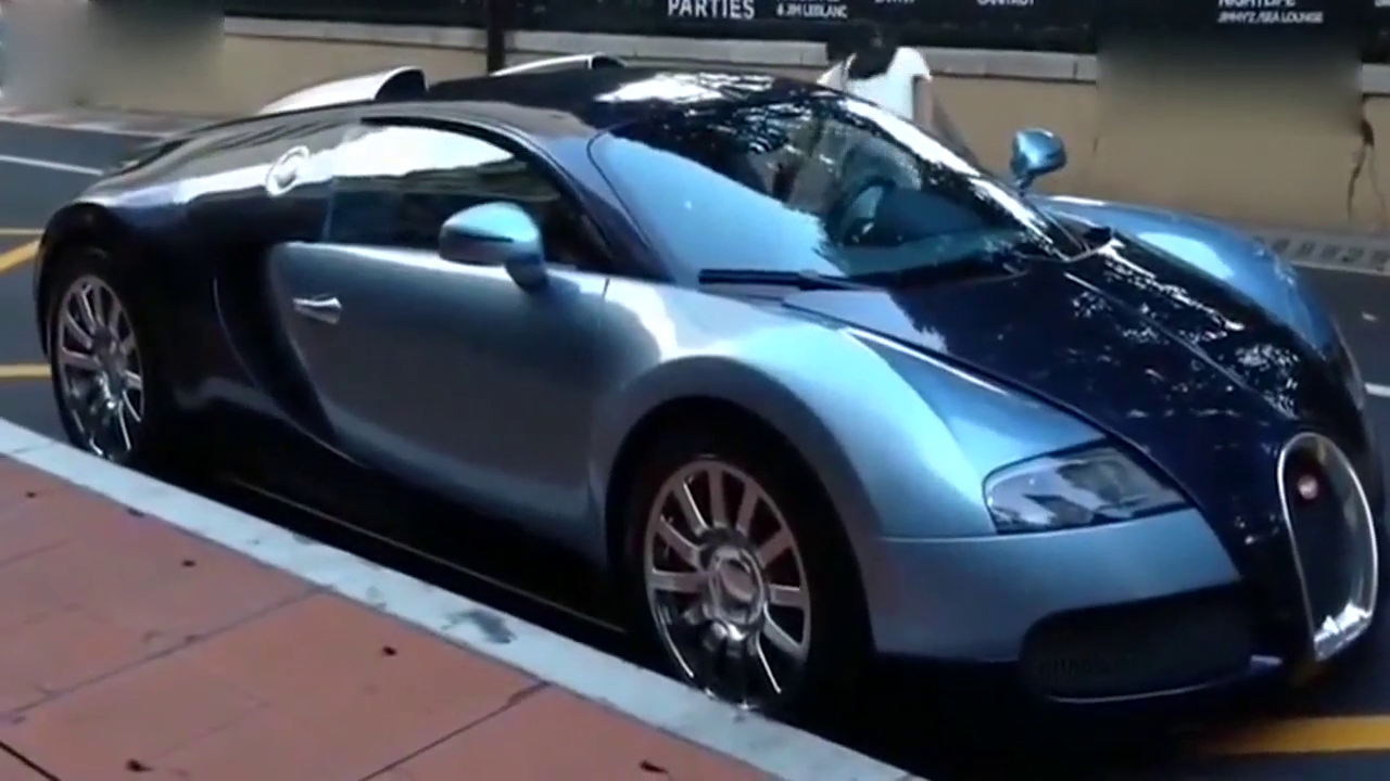 布加迪跑车停下之后，让你感受一下啥才叫美女配豪车！