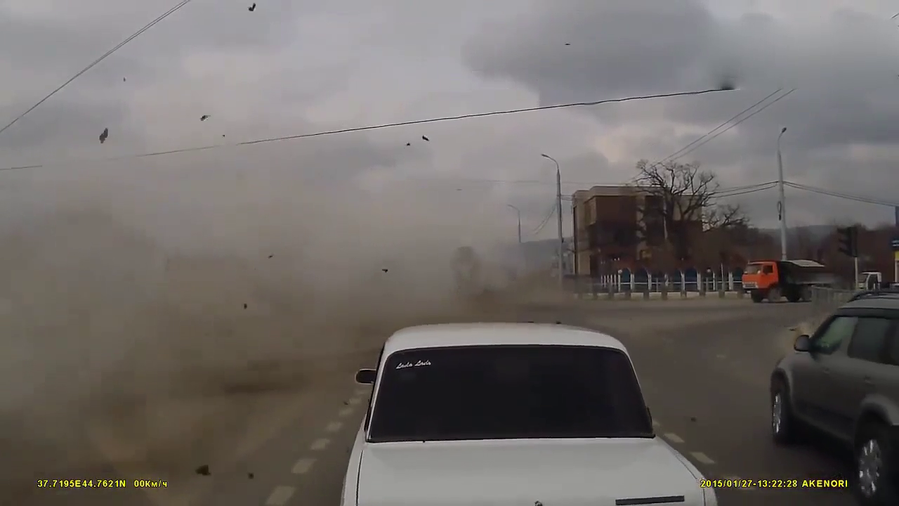 监控实拍：集装箱卡车刹车失灵，一群人差点被送上西天