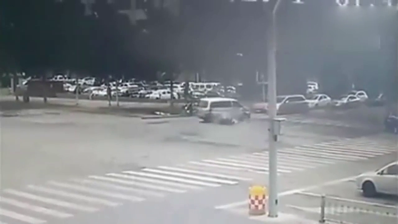 监控实拍：电动车飙车撞上面包车，两人当场身亡！