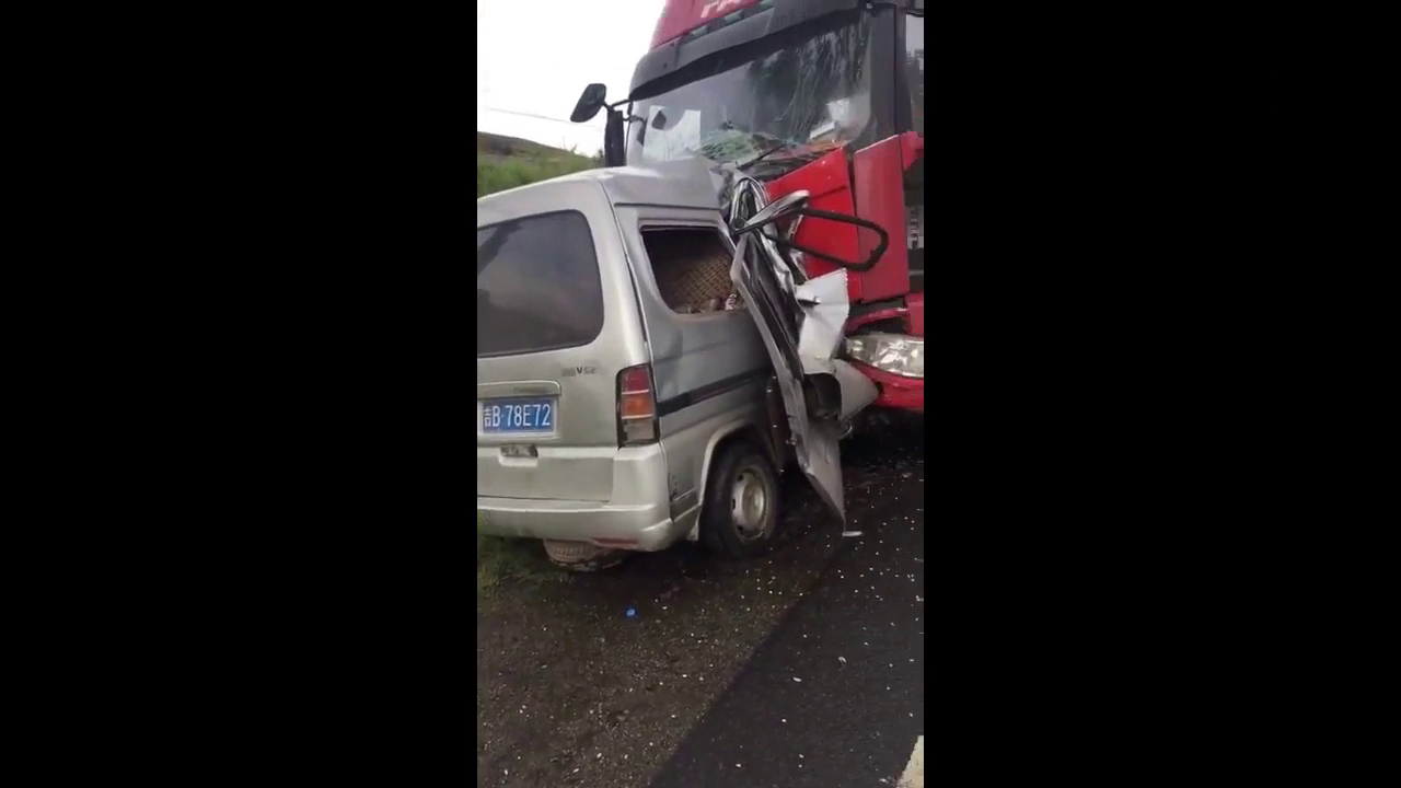 面包车硬碰大卡车车结局是悲惨的