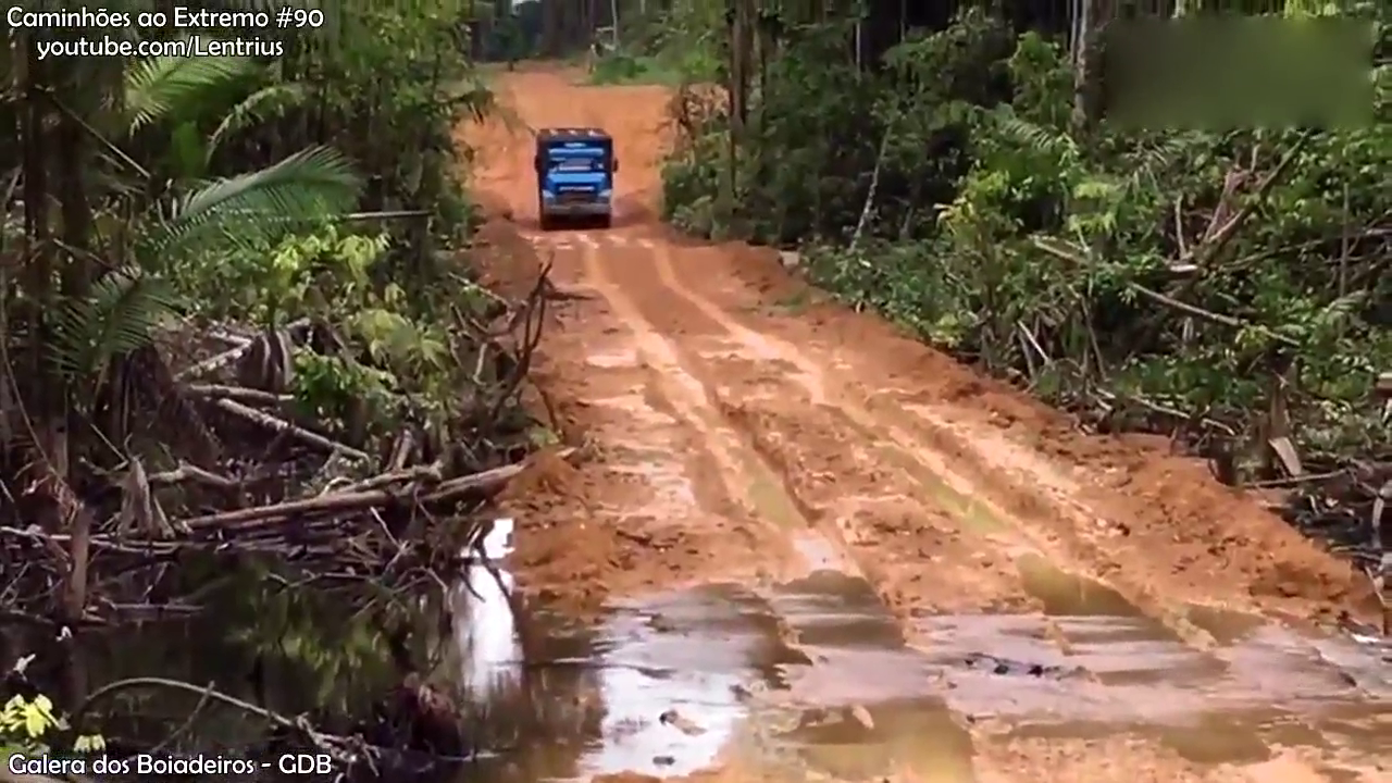 驾驶重载卡车走烂路，老司机们真厉害