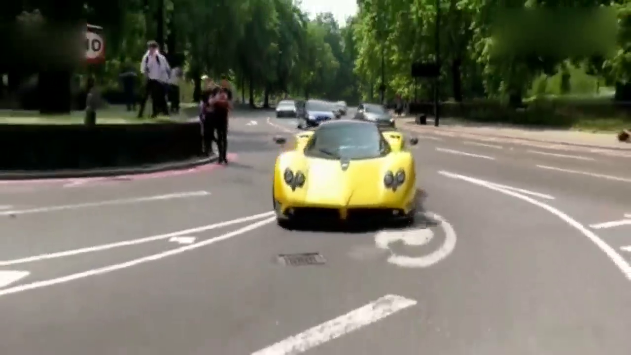小伙开超级跑车街上撒野，看见布加迪照样吓得不吭气