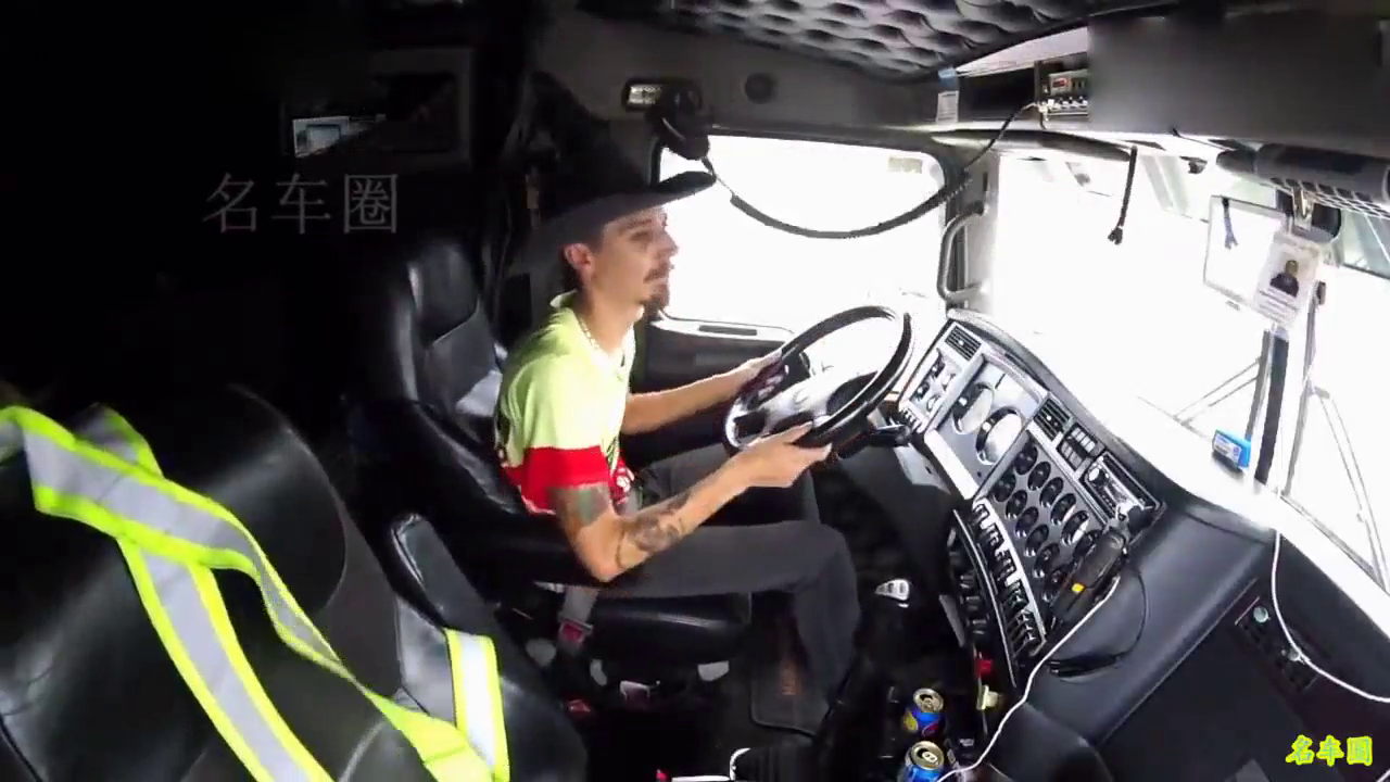 驾驶室实拍：卡车司机是怎样驾驶卡车的？