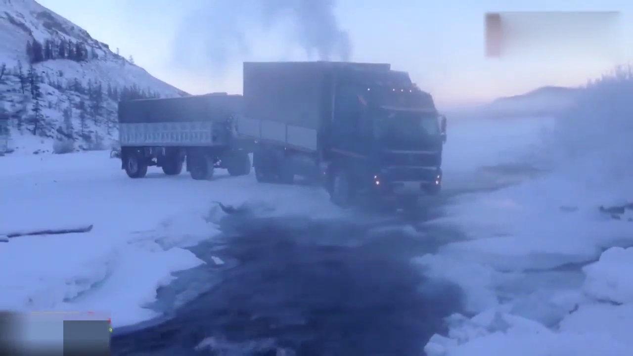 驾驶重载卡车在雪地行驶 老司机操作就是稳
