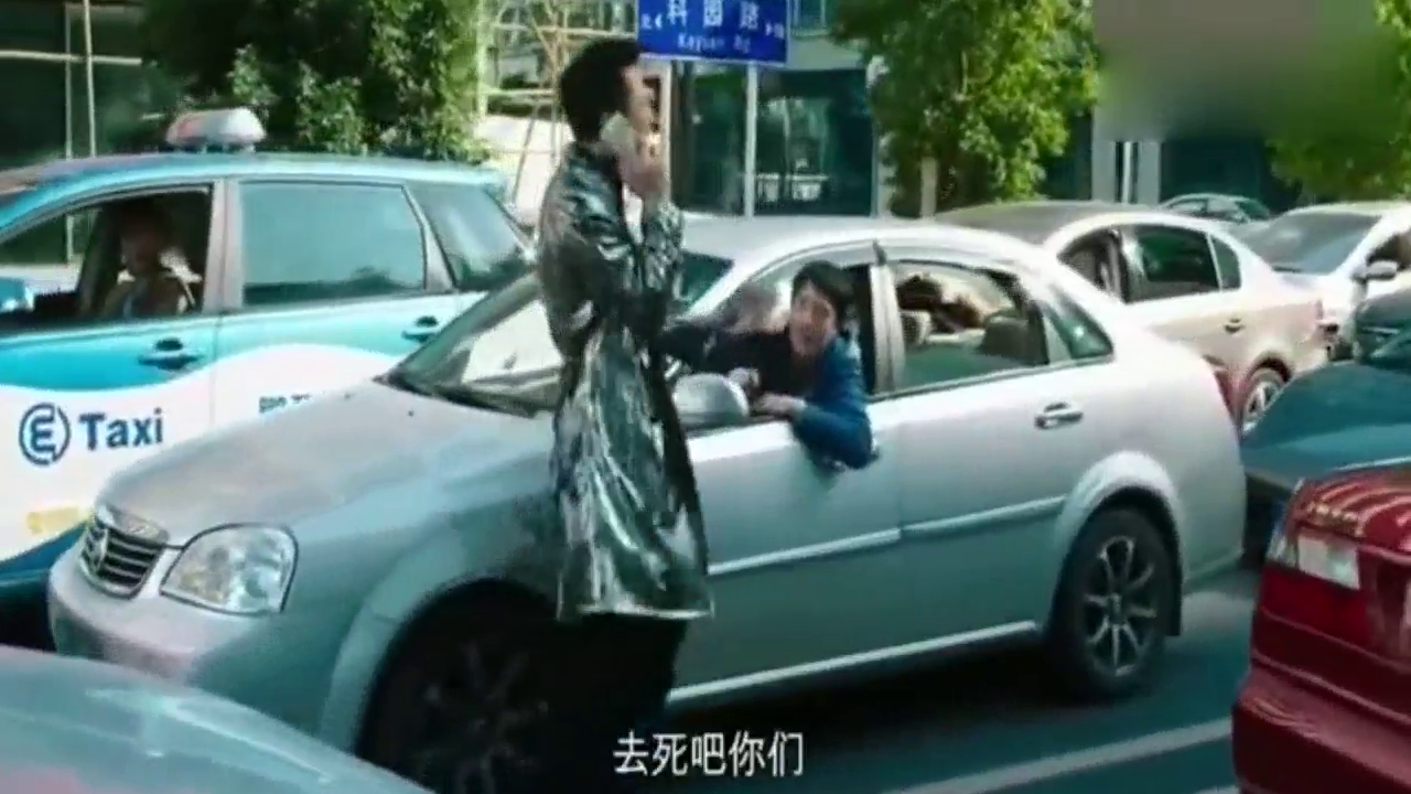 土豪拿跑车要换美女的小电驴，没想到结果会这样