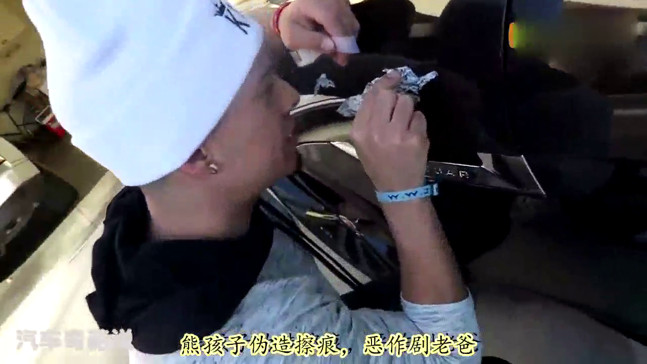 价值300万的跑车被儿子开路虎撞了，老爸看到现场后直接失控了