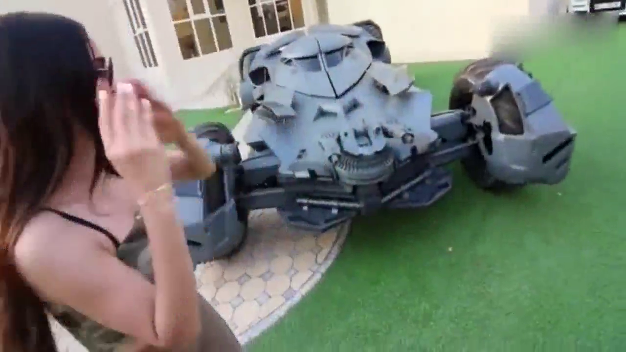 土豪美女订了一台蝙蝠侠战车，开着逛街秒杀所有跑车！