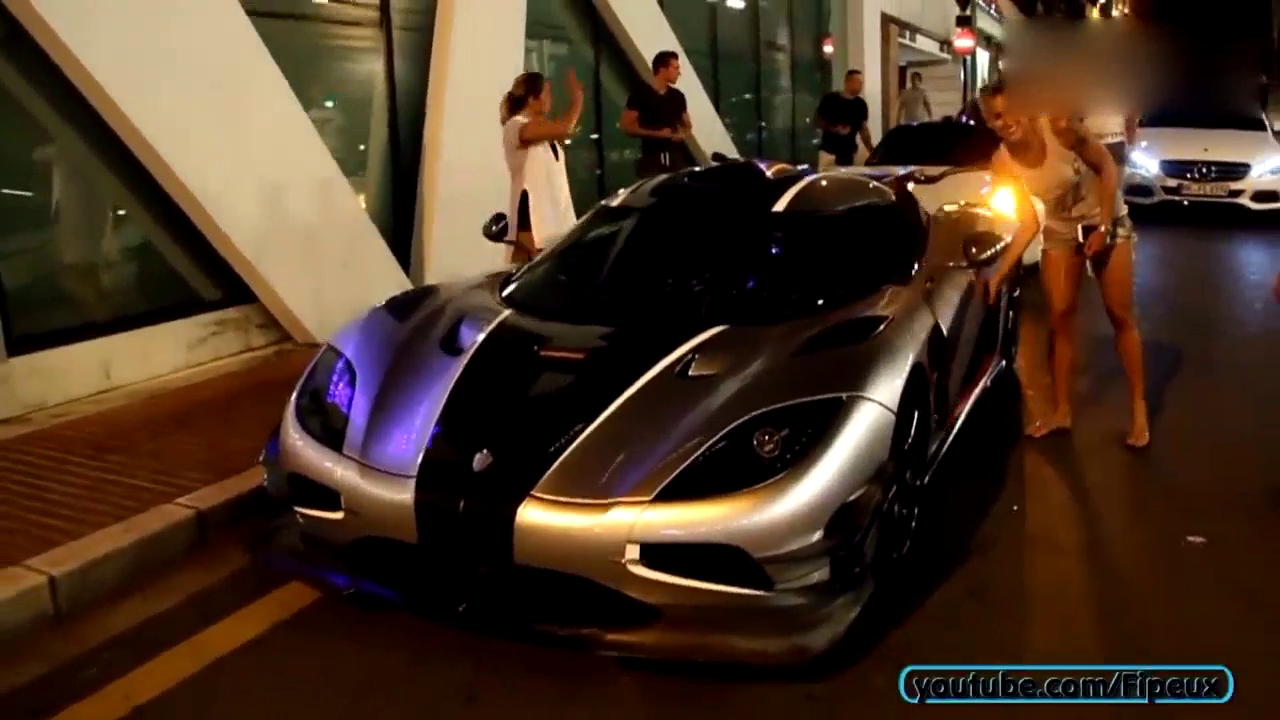 价值一亿两千万的柯尼塞克跑车，车主打开车门后路人蒙圈了！