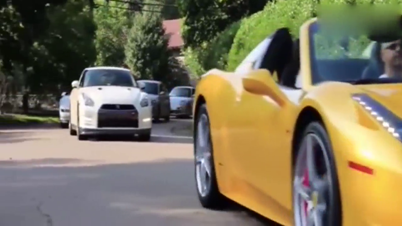 在国内很少见这跑车聚会的场面吧？兰博基尼数一数二的