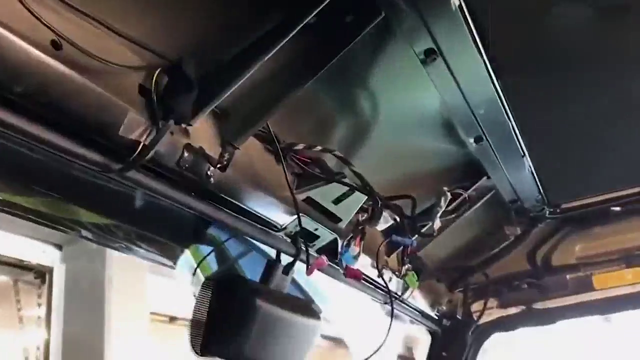 土豪用电锯把奔驰G变成皮卡，路过的跑车看到后备箱时瞬间蒙圈