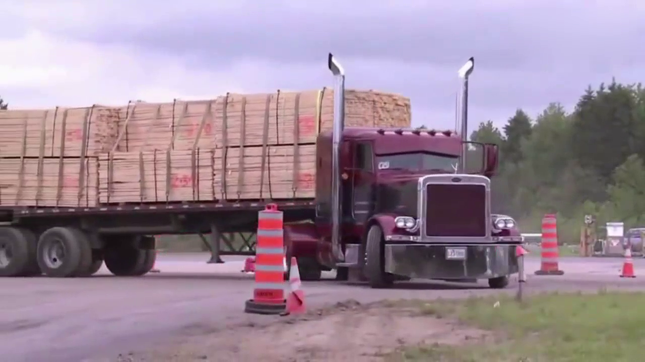 运输卡车竞速比赛，提速太快，前车轮直接翘起！