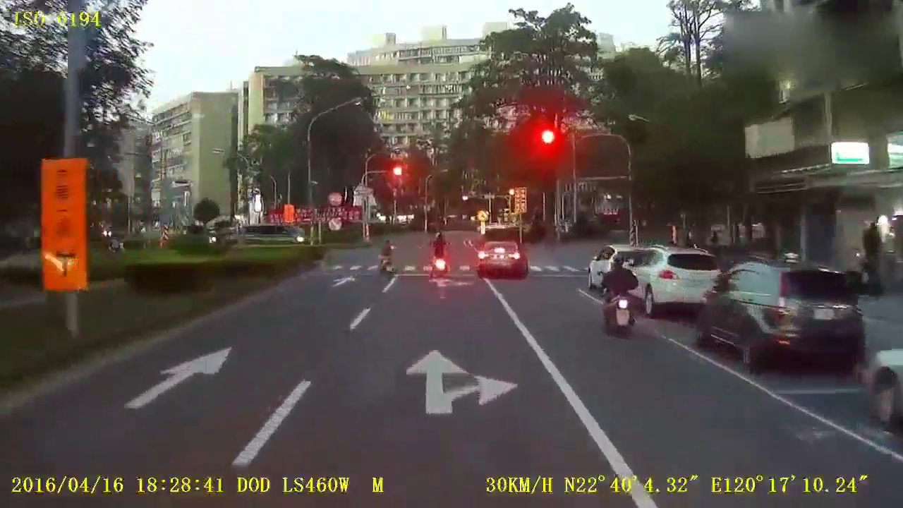 奥迪车主一路怒追电动车