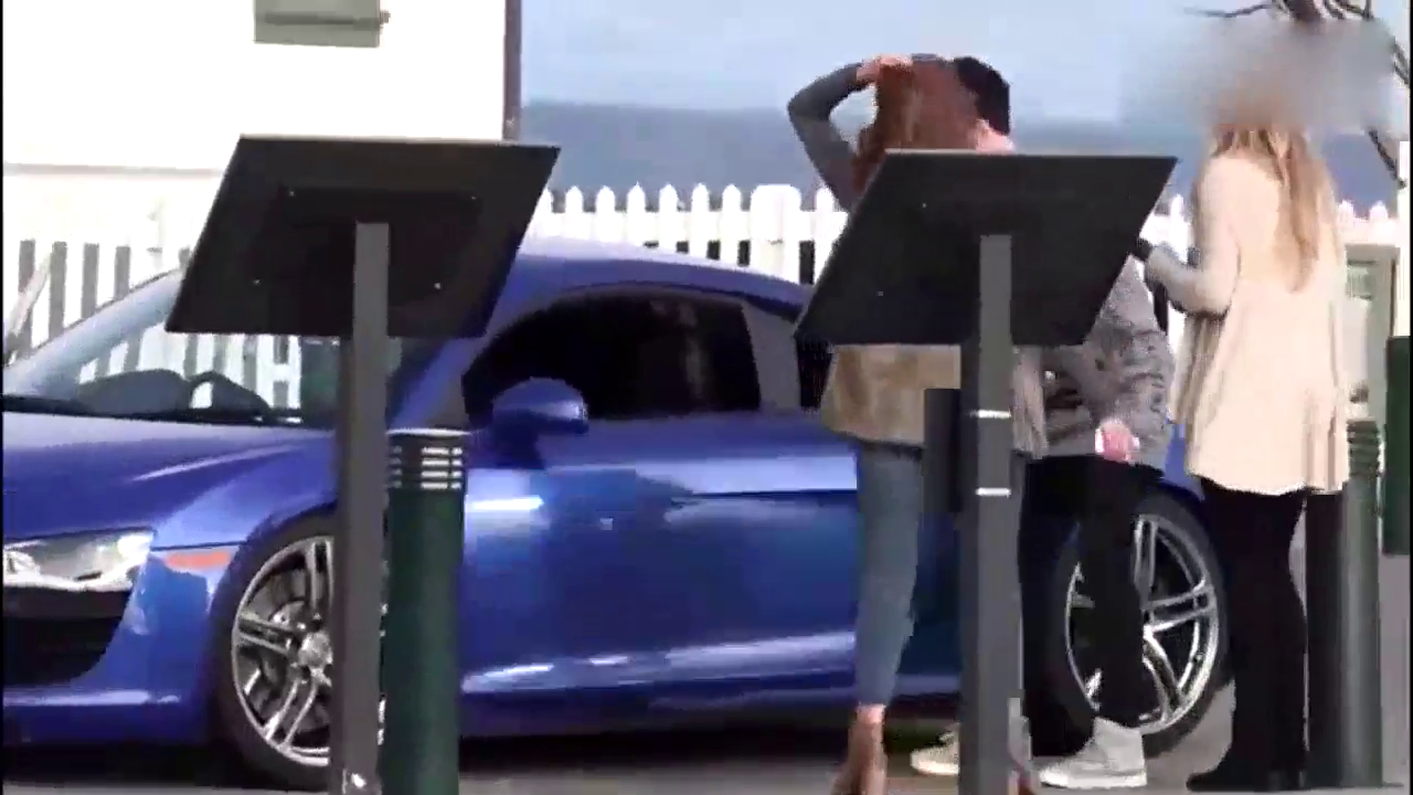 奥迪超跑车内空间有多大？看到妹子坐进副驾驶我瞬间明白了