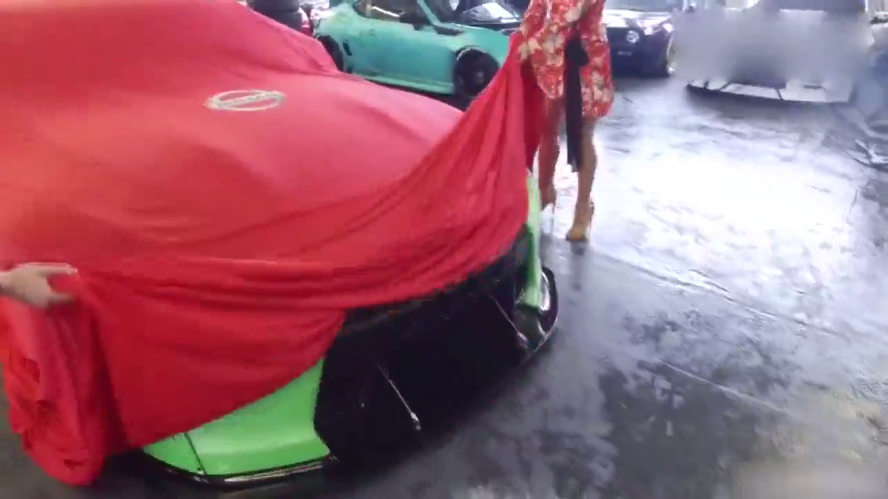 真是爱不释手啊！美女定制的跑车到了