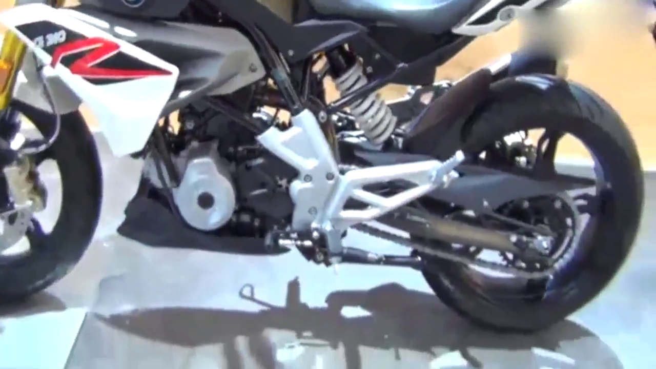 车展上的这款宝马摩托车发动机马力大，价格比较贵！