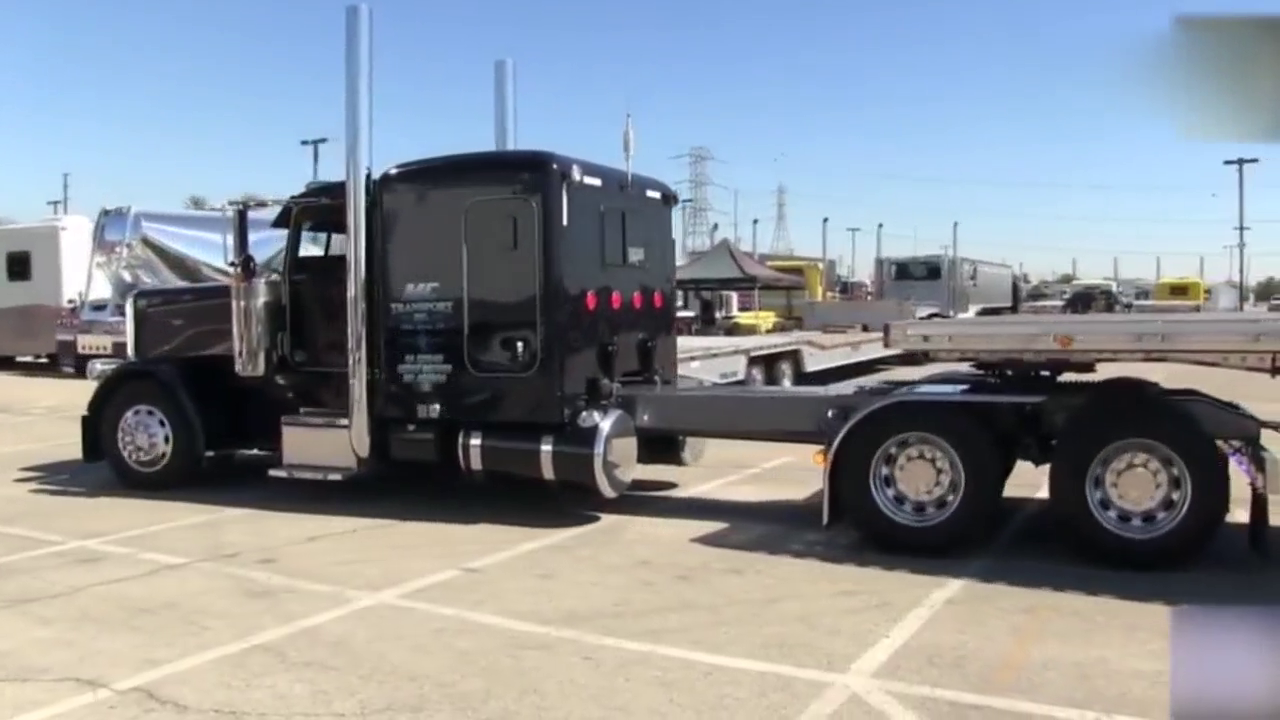 美国经典半挂卡车，牵引车华丽修长，挂车弯曲带提升桥