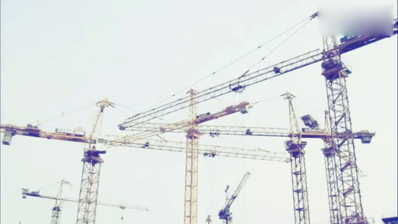 利勃海尔946挖掘机装载8x8曼自卸卡车